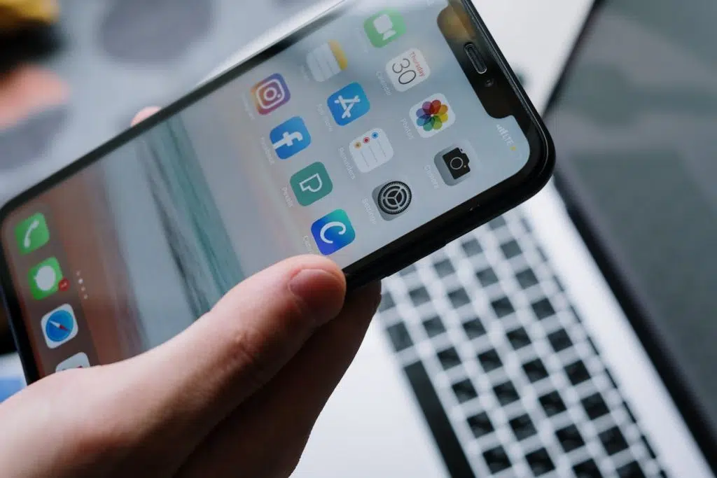 Sistema de seguridad ADT compatible con comandos de voz a través de Siri en dispositivos Apple"